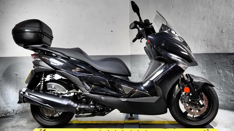 Kawasaki J 300 ABS Super scooter 5k,comes with topcase,new skirt great condition