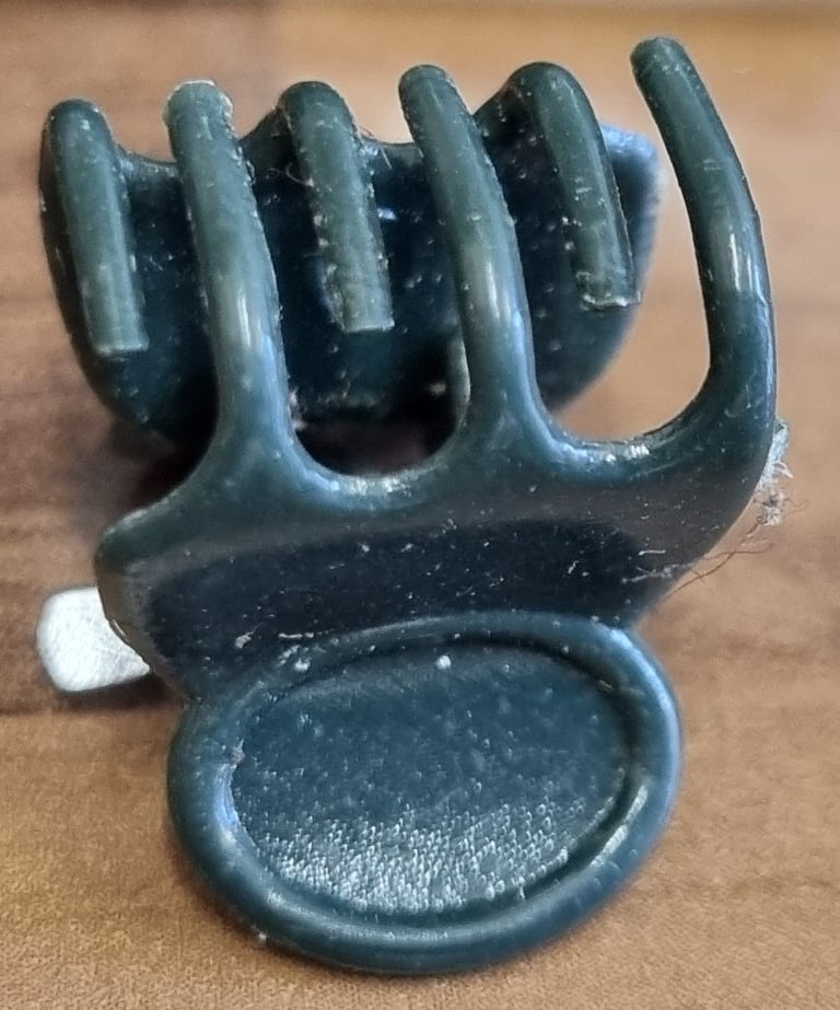 75 x USED Small Plant Support Claw Clips. Garden Gardening Plants Stem Vine Grip Stalks