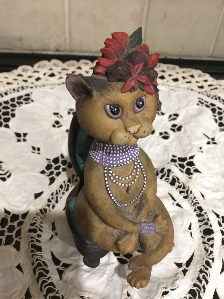 image for CURIOUS CAT ORNAMENT. THE MODEL