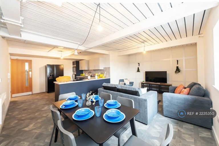 6 bedroom flat in Church Street, Ormskirk, L39 (6 bed) (#2235350)