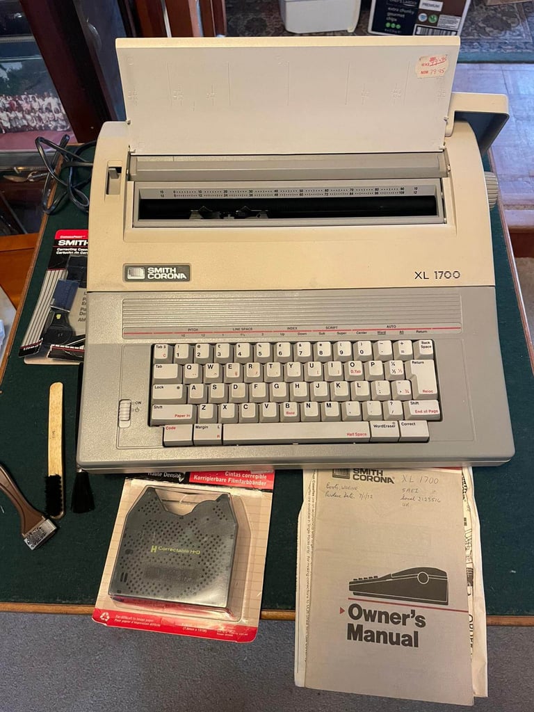 Vintage Smith Corona 1700XL Electric Typewriter WORKING 