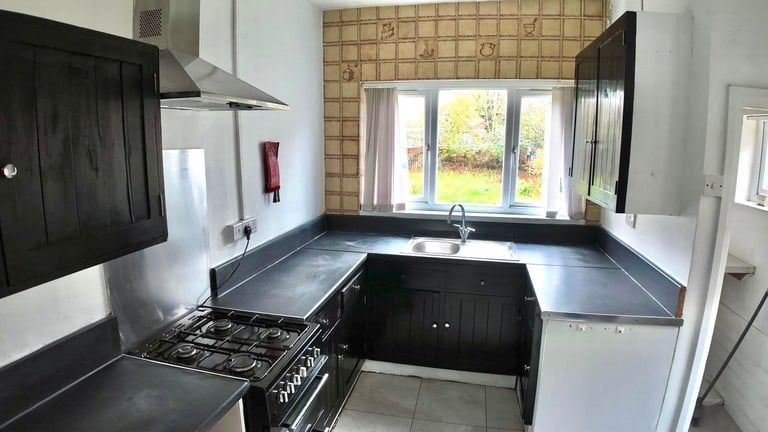 (Not a studio)En-suite loft room for single occupancy Postcode LU3 1DJ