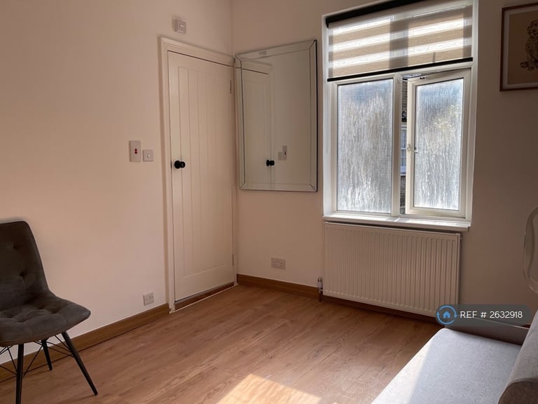 Studio flat in Grafton Road, London, NW5 (#2632918)