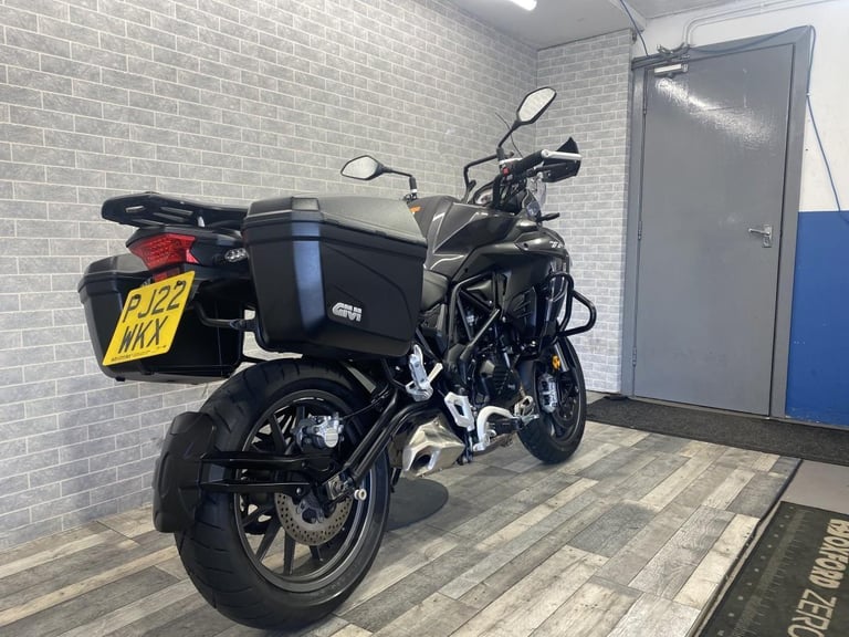 2022 BENELLI TRK 502 E5 IN GREY WITH PANNIERS.