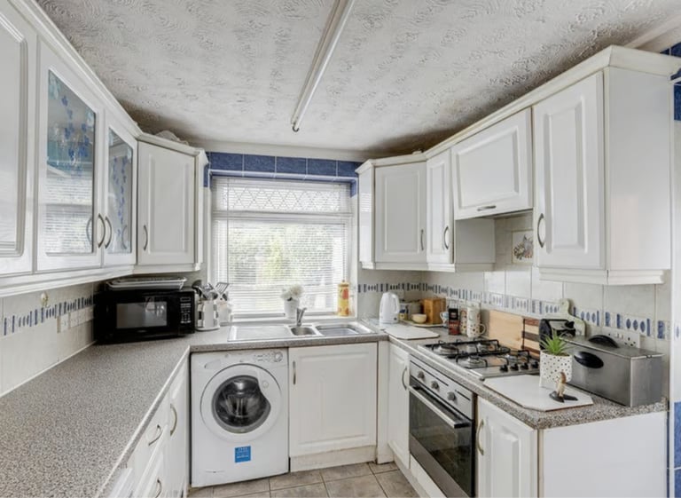 Modern 3-Bedroom House | Renovated | Fitted Kitchen | Garden | Gloucester Avenue, Nottingham - NG7