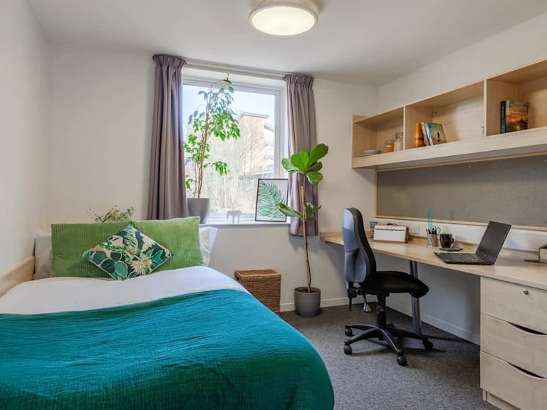 STUDENT ROOMS TO RENT IN BRADFORD. CLASSIC TOWNHOUSE ROOM WITH DOUBLE BED, STUDY DESK AND CHAIR