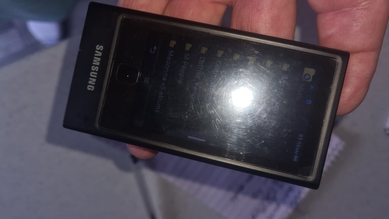 Samsung yp-p3 16gb Bluetooth mp3 player with proprietary wall/ usb charger/ data transfer cable 