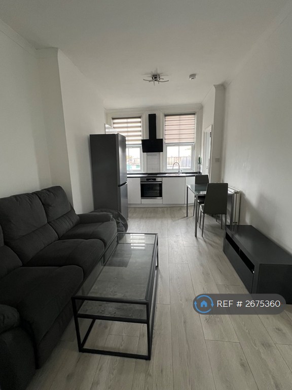 2 bedroom flat in London, London, W3 (2 bed) (#2675360)