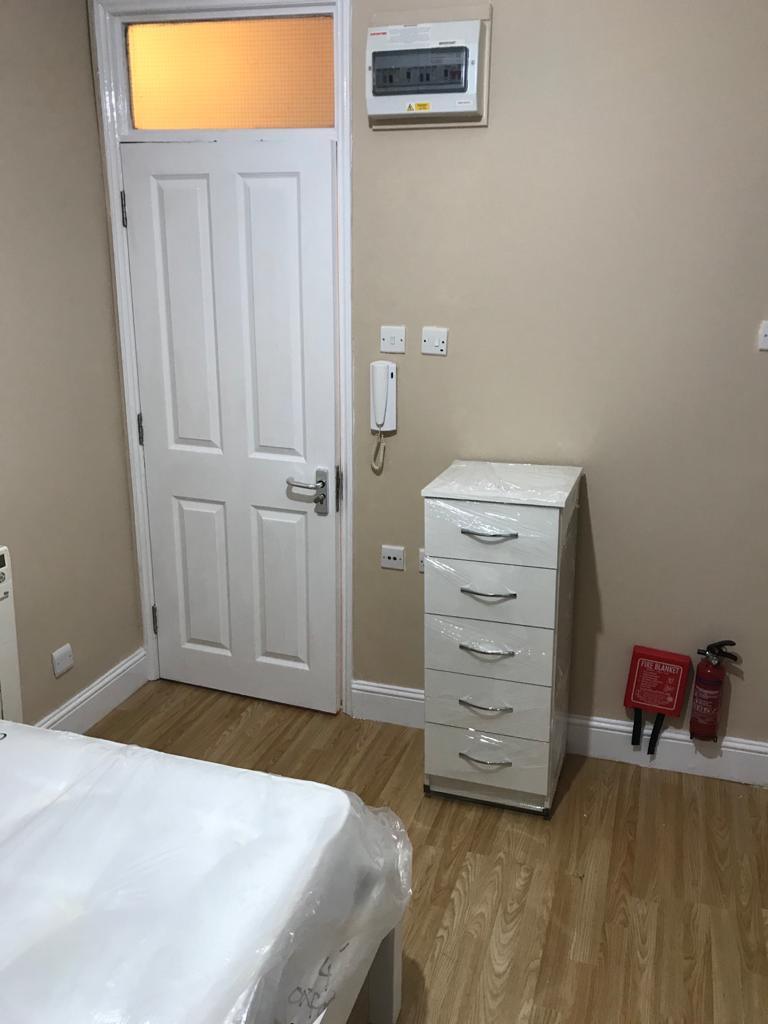 Bedsit to rent with own shower and toilet in Hertford rd N9 7EL