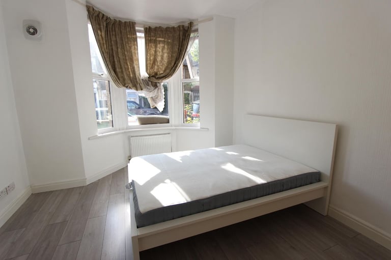E6 Spacious GROUND FLOOR 1 bed flat with PRIVATE GARDEN. AVAILABLE NOW. Ideal for EAST HAM