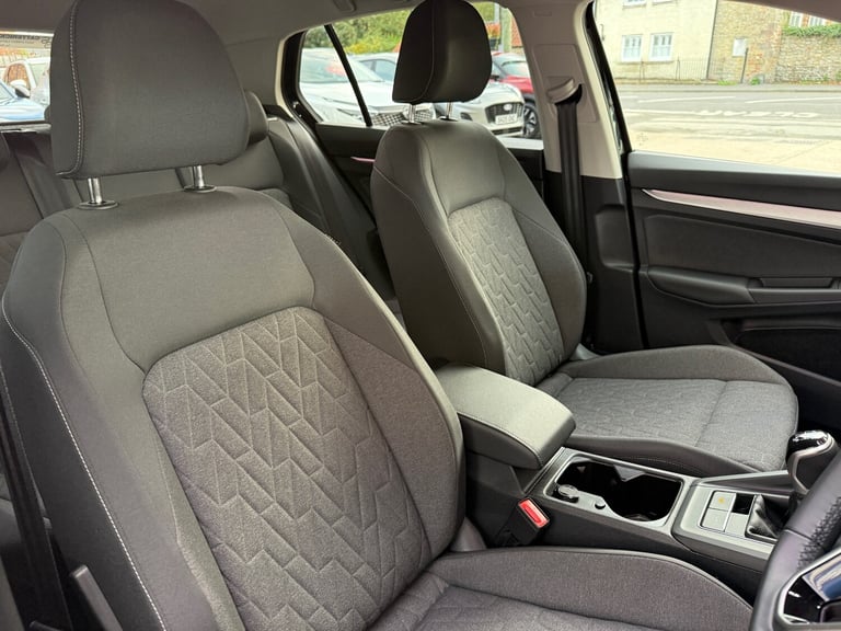 2025 Volkswagen Golf 1.5 TSI Match 5dr, UNDER 3300 MILES, MAY 2028 VOLKSWAGEN WARRANTY HATCHBACK ...
