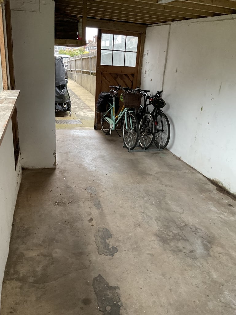 GARAGE TO RENT IN BRIGHTON, WITH NATURAL LIGHT, STRIP LIGHT AND ELECTRICITY 