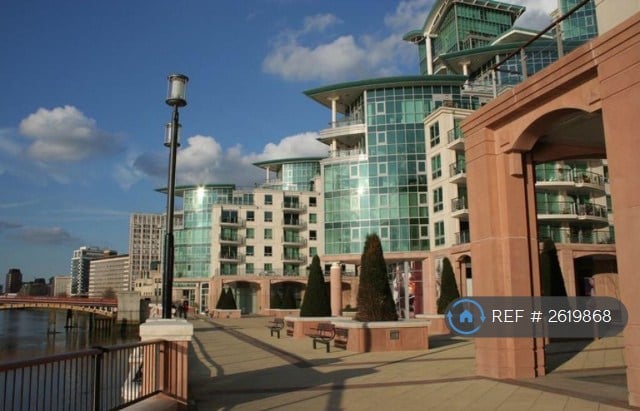 1 bedroom flat in St. George Wharf, London, SW8 (1 bed) (#2619868)