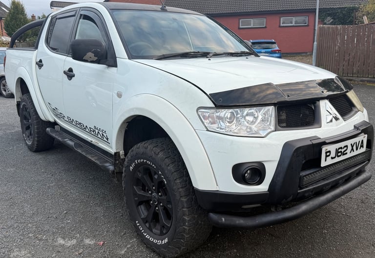 2014 Mitsubishi L200 Barbarian Black Edition  2.5D Diese Pick up Jeep Navara Isuzu 4x4 