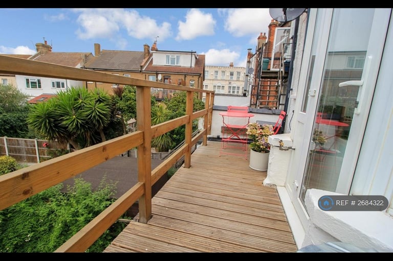 1 bedroom flat in Station Road, Westcliff-On-Sea, SS0 (1 bed) (#2684322)