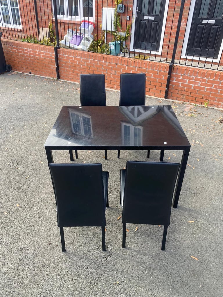 Dining table with 4x chairs for £100(we can deliver)