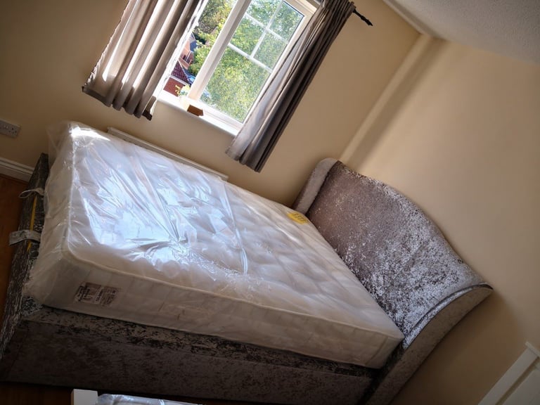 Large 5 bed house, 3 bathrooms ideal for 2 families to share near Nuffield hospital