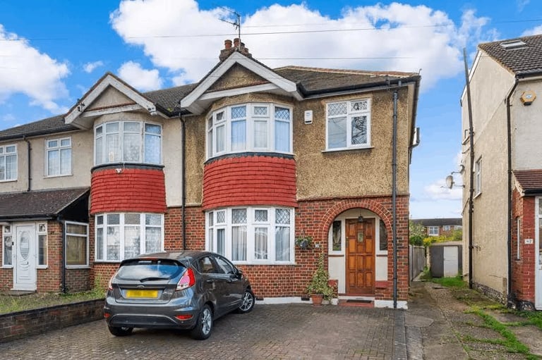 To let 2 rooms available, a double room and a single room in North Cheam