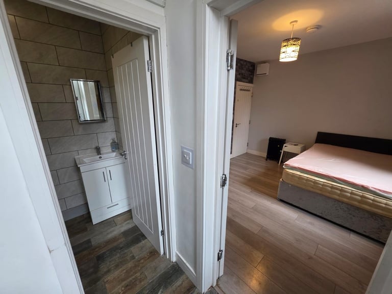 image for STUDIO ROOM IN LUTON TOWN CENTRE, PRIVATE ENTRANCE AND FRONT GARDEN