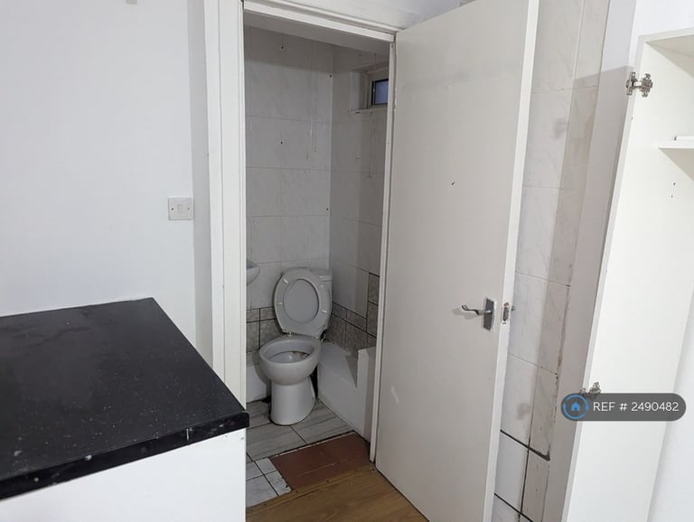 Studio flat in Reid Close, Pinner, HA5 (#2490482)
