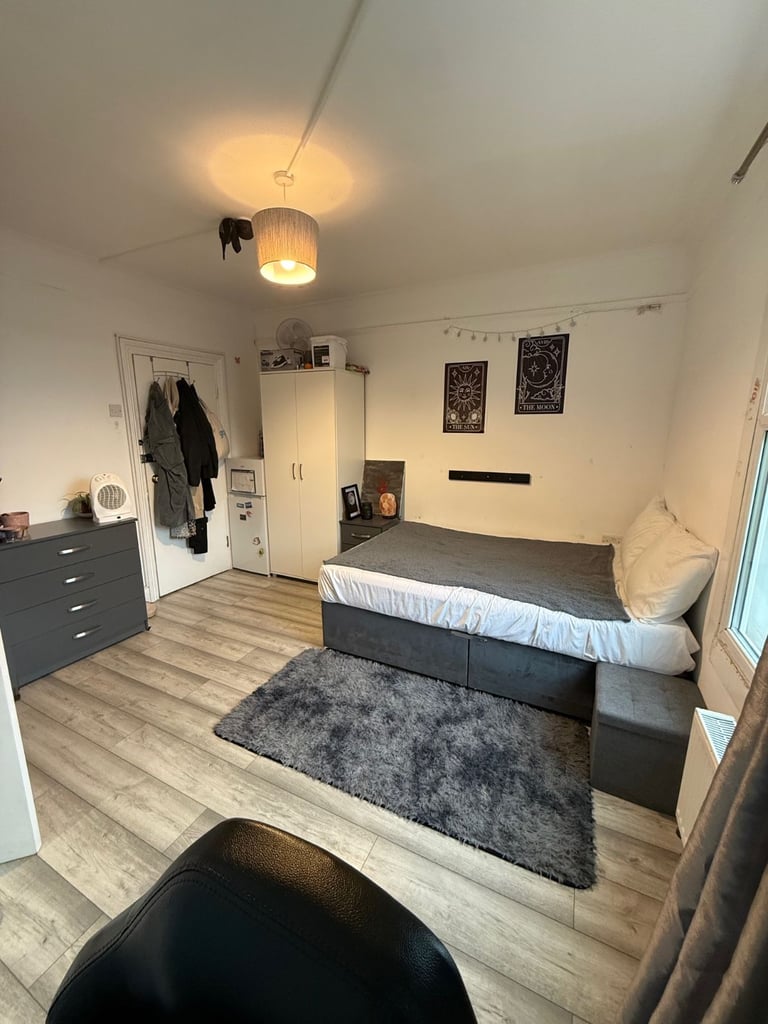BEAUTIFUL LARGE ENSUITE DOUBLE ROOM FOR RENT IN HOUNSLOW CENTRAL