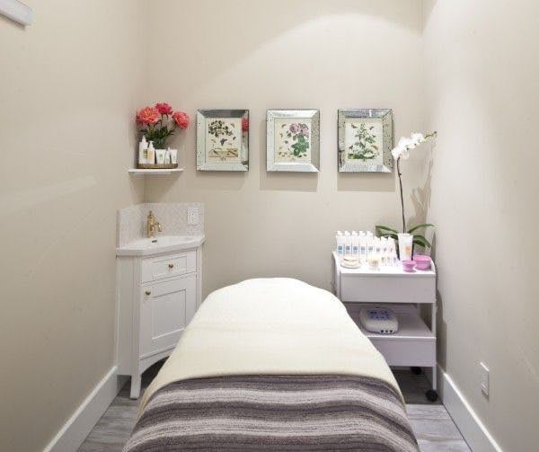Skin treatment, massage, beauty, threading, waxing room for rent, Holborn, all bills included