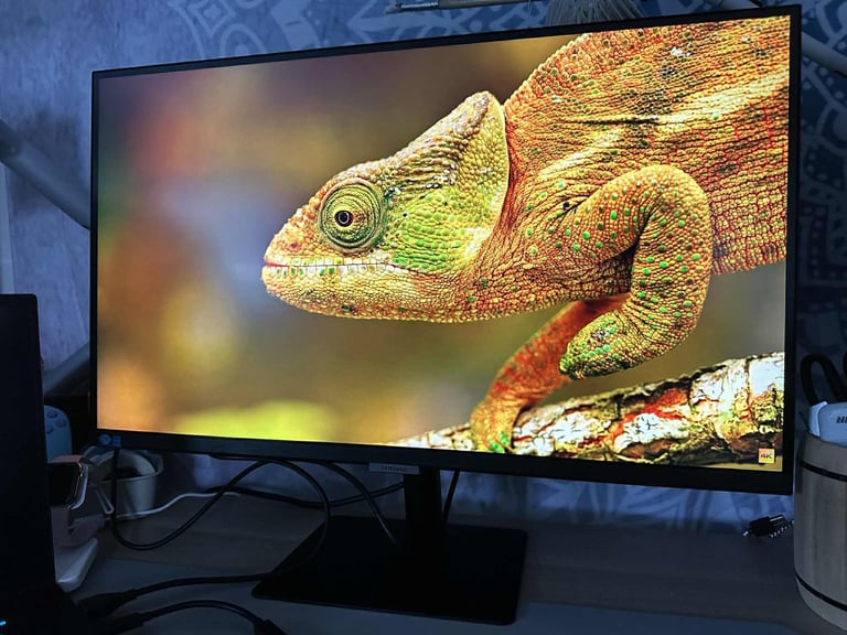 Samsung 27' Viewfinity 4K HDR10 Monitor + box