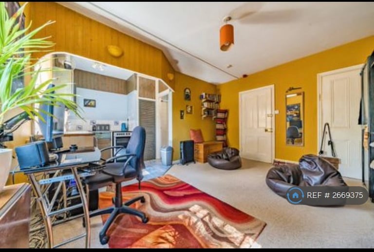 Studio flat in York Road, Guildford, GU1 (#2669375)