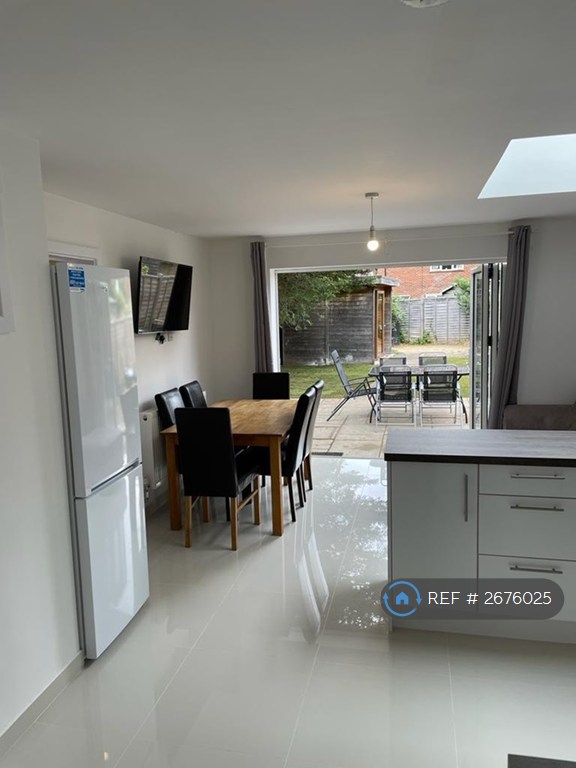 6 bedroom house in Cabell Road, Guildford, GU2 (6 bed) (#2676025)