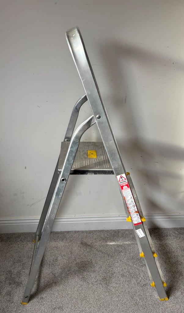 Aluminium step ladder