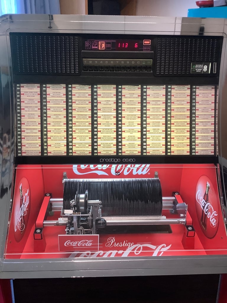 Jukebox plays 45rpm Vinyl Records 