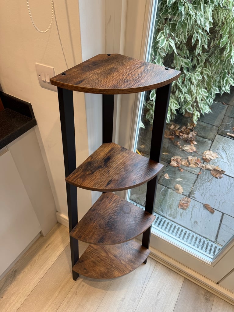 Corner shelf unit