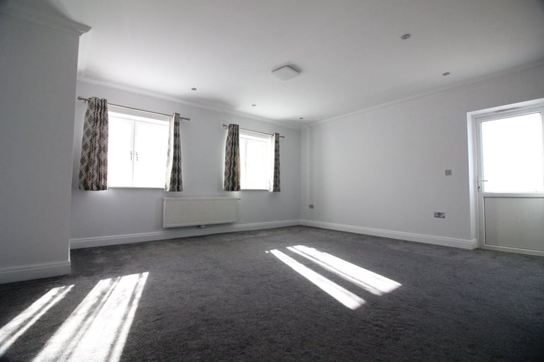 FULLY REDECORATED TWO DOUBLE BEDROOM FLAT WITH GARDEN & PARKING- SOUTHALL HESTON NORWOOD GREEN