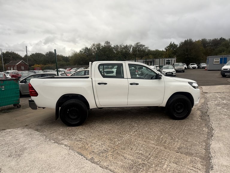 2019 Toyota Hi-lux 2.4 D-4D Active Pickup Double Cab 4dr Diesel Manual 4WD Euro