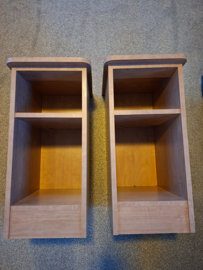 2 wood bedside cabinets 