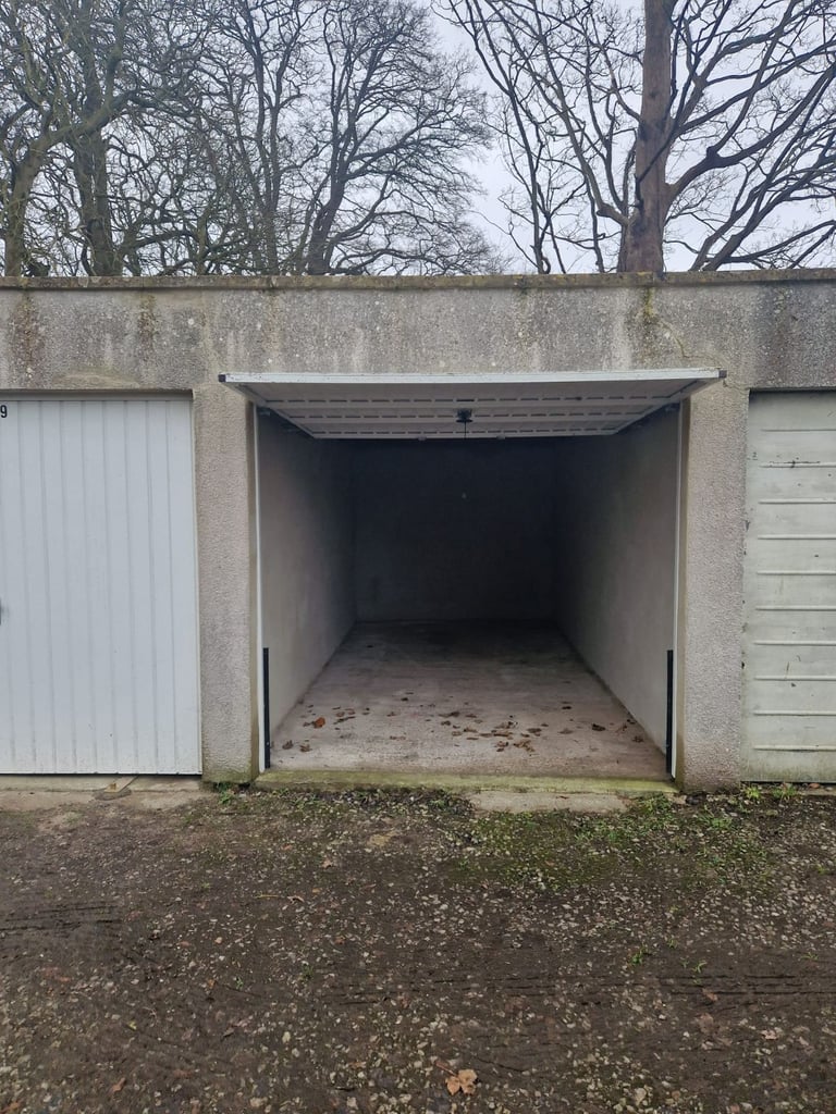 Garage for immediate rental in Weston, Bath
