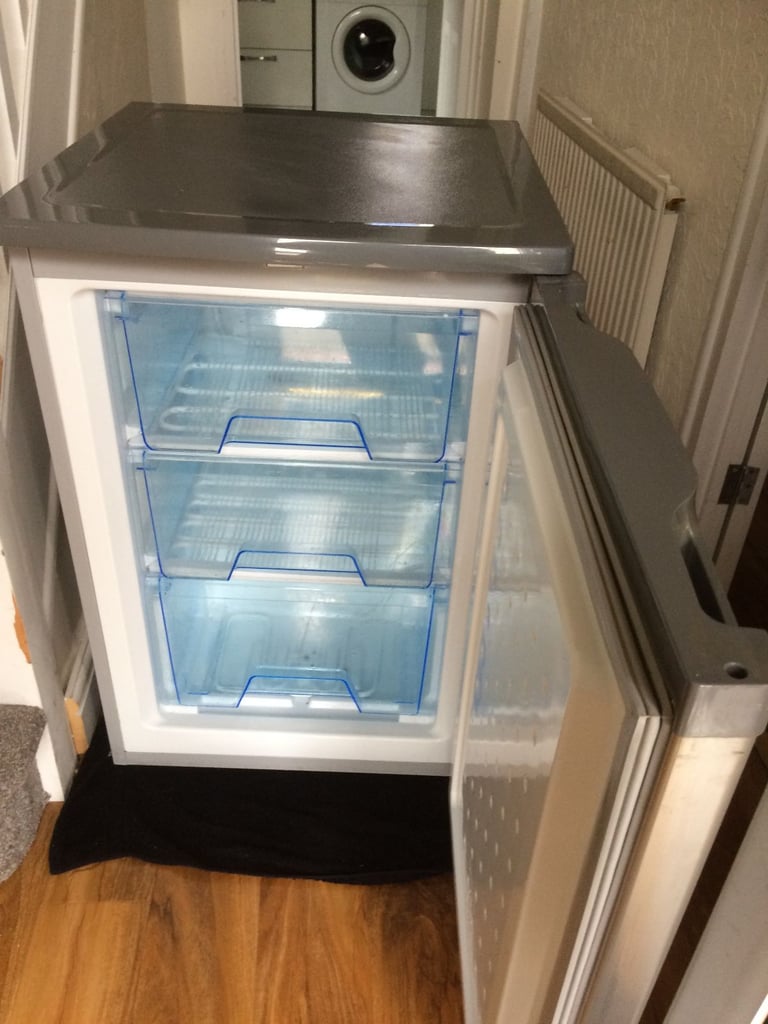 image for SILVER LOGIK UNDER-COUNTER FREEZER IN GOOD WORKING CONDITION