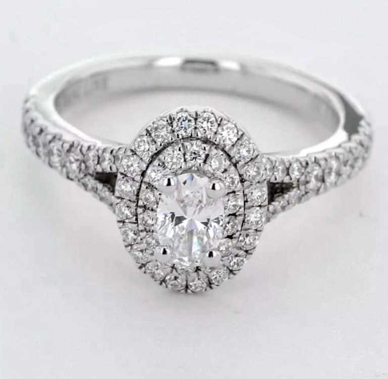  Stunning Vera Wang 18ct White Gold 0.75ct Diamond Halo Engagement Ring - Cost £4250