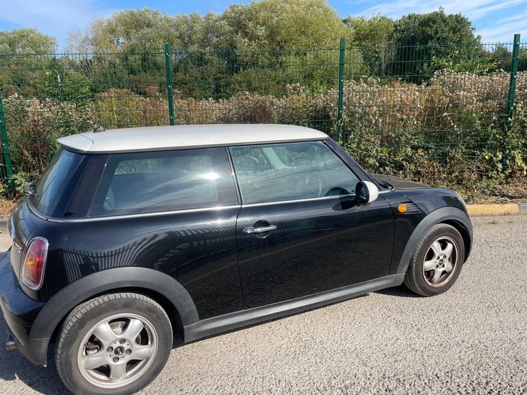 MINI COOPER 1.6 PETROL 10 REG BLACK 3 DOOR MOT FEBRUARY 25TH 2026 TAX £165 LOW INSURANCE 50+MPG
