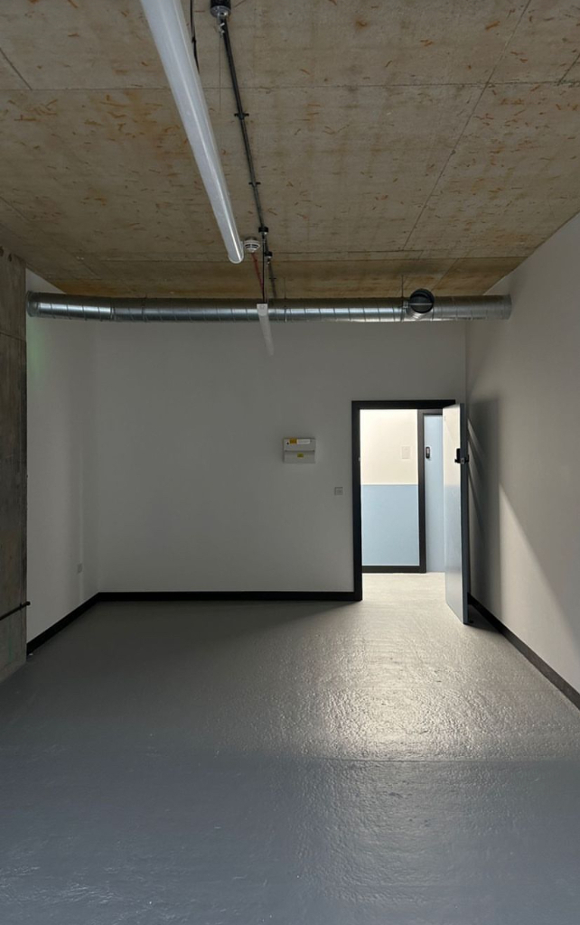 Paynes Wharf, Natural Light, Amazing Studio, Available Now!