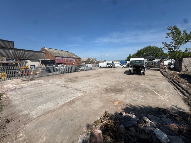 Large yard to let / rent in Kingswood over 4000 sq ft