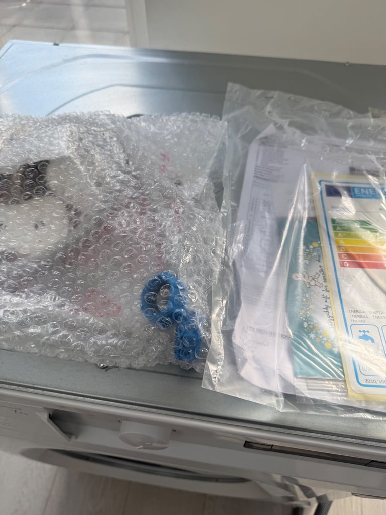 HOTPOINT  integrated washing machine, excellent condition, manual and instructios, connecting pipe,