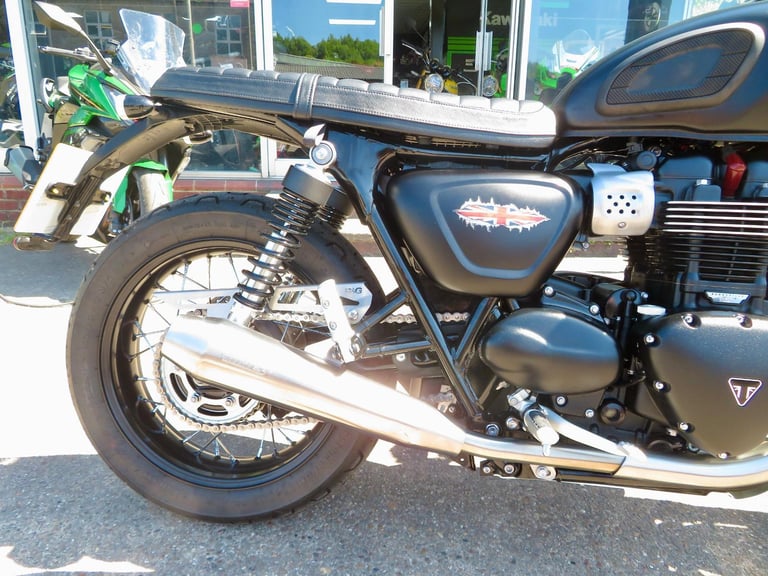 TRIUMPH BONNEVILLE STREET TWIN 900 BRAT TRACKER EDITION 