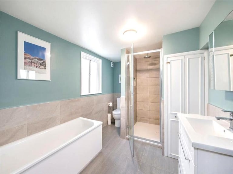 🏠 Bright and spacious room available in Seven Sisters 