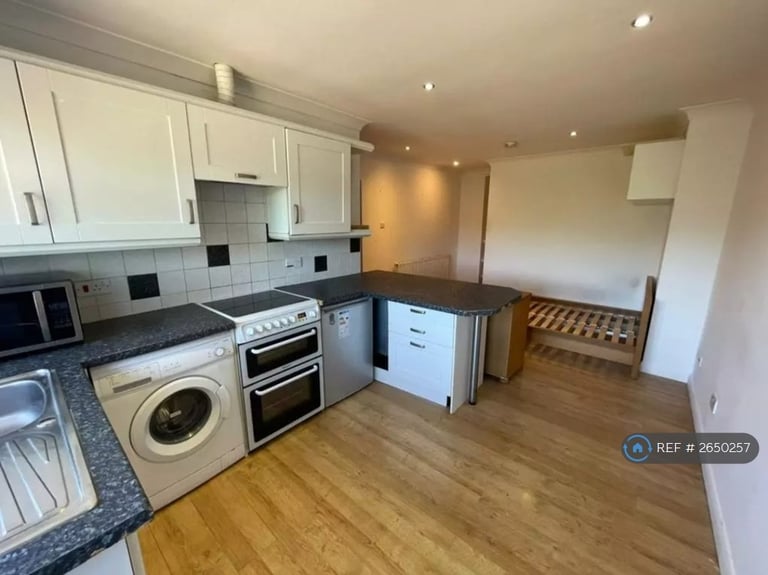 Studio flat in Basement, High Wycombe, HP12 (#2650257)