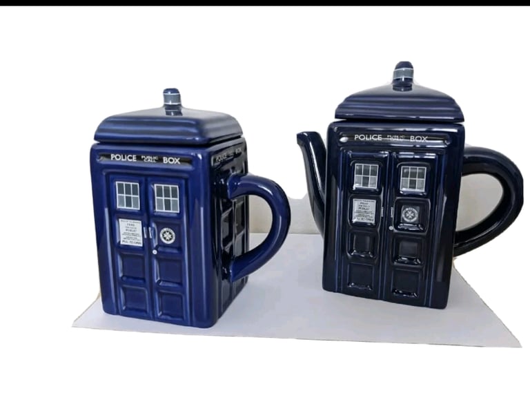 Dr Who TARDIS teapot and mug. 