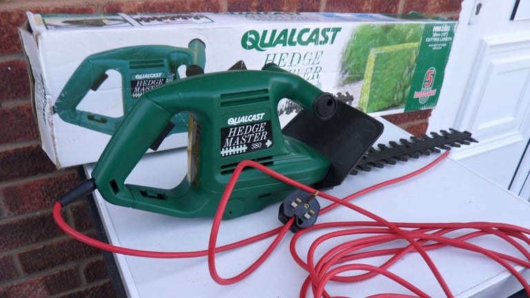 QUALCAST HM380 HEDGE MASTER CORDED 230V 350W complete with original box.