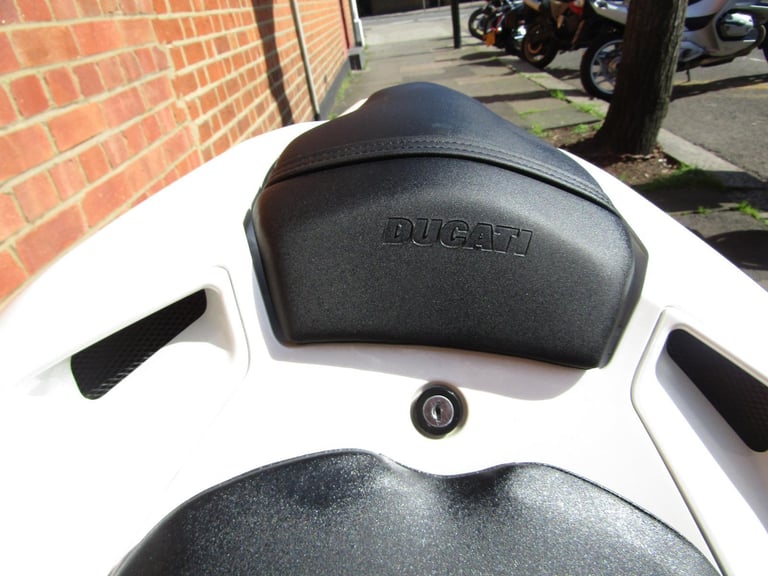 DUCATI 1198 S * PEARL WHITE * REDUCED * LOVELY BIKE * PLATE**EXTRAS**CARBON**