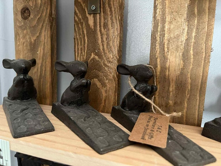 🐭🧀 Cast Iron Mouse Door Stop: Talking Mouse on Cheese Wedge  £8 each 