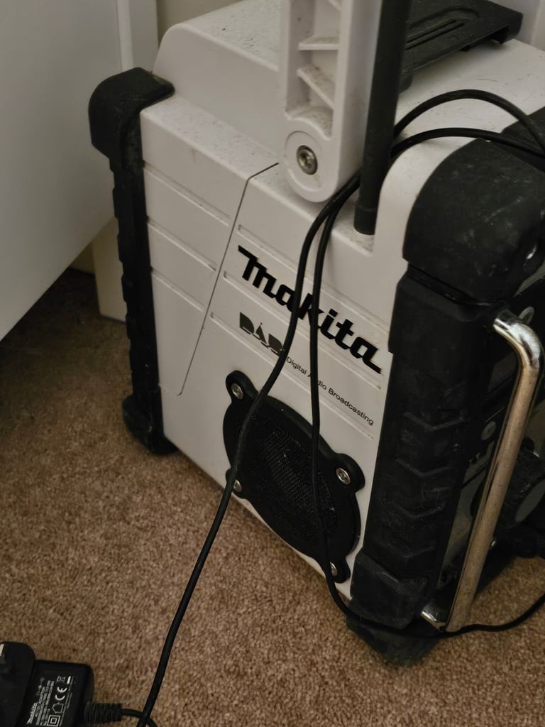  Makita DMR104 DAB/FM Job‑Site Radio – White – Makita DMR110 DAB/FM Site Radio - Barely Used
